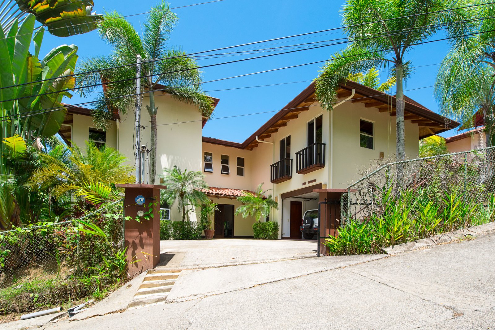Casa en Hermosa, frente Pizza Pata – -1